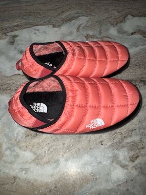 The North Face women’s Down-Style Quilted Slip-On Slippers - Coral size 8